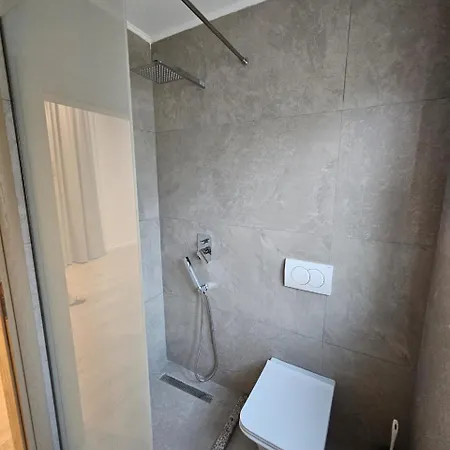Petro Hotel *